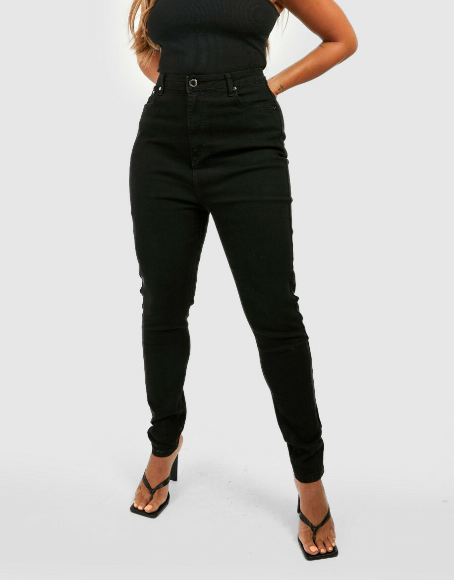 czarne spodnie rurki jeans wysoki stan kieszenie