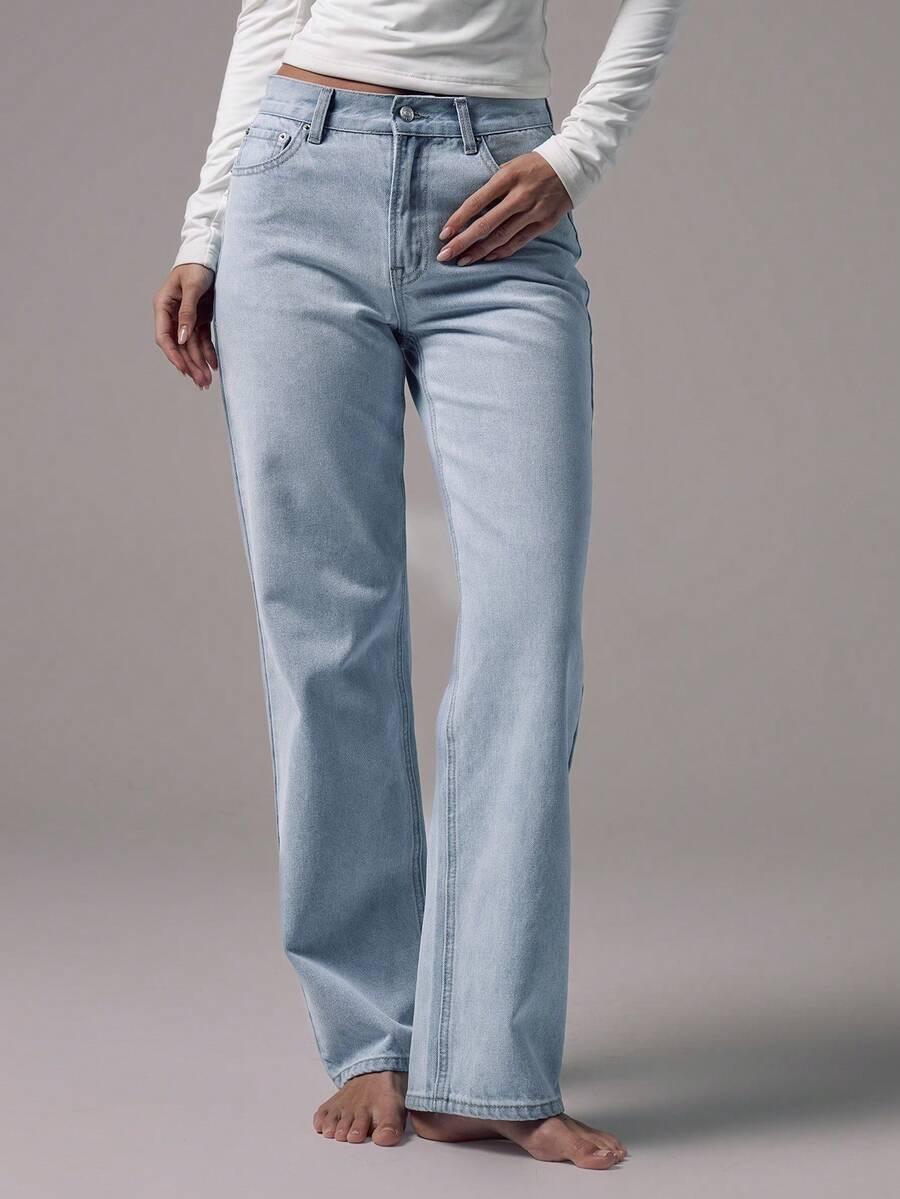 niebieskie spodnie jeans 