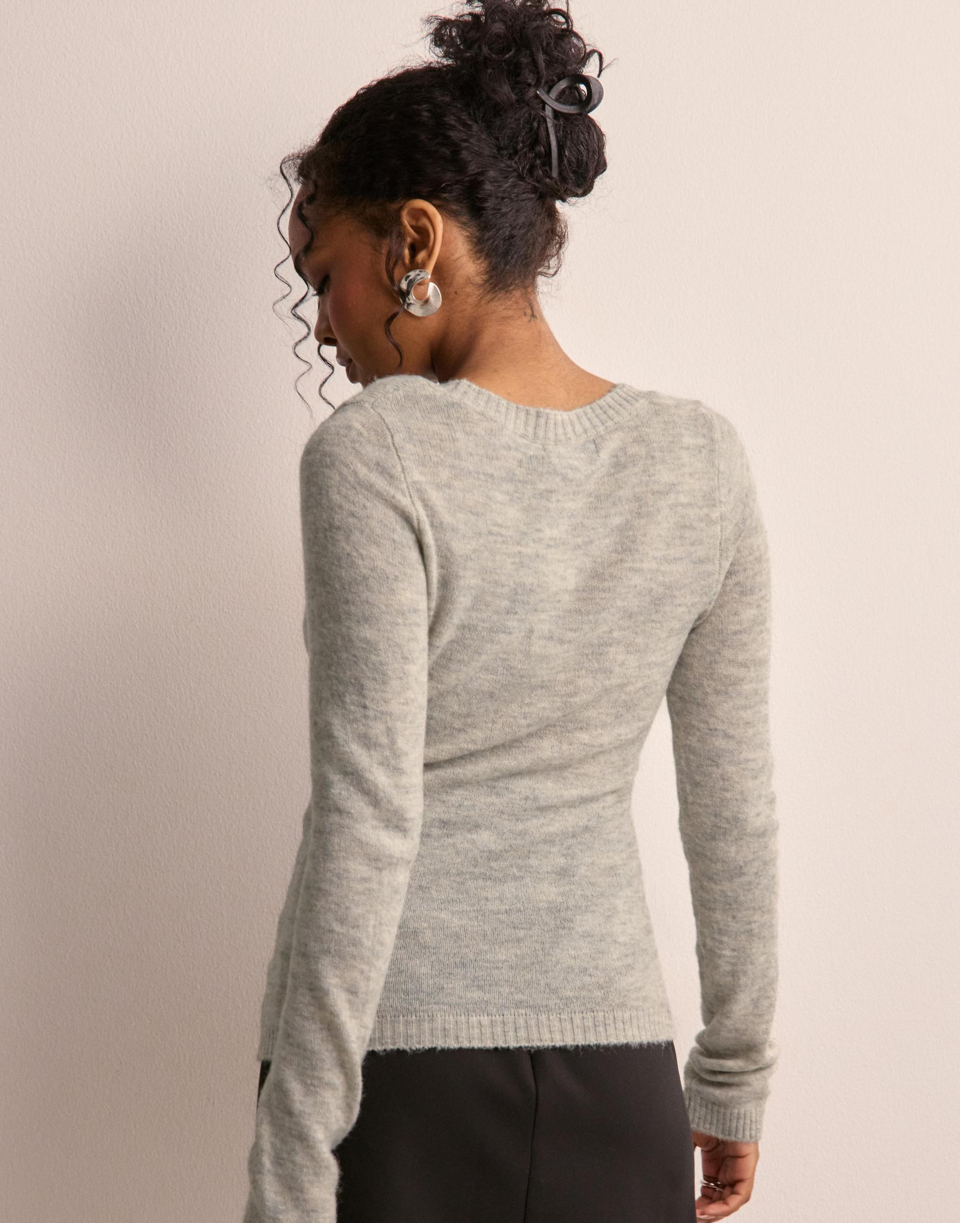 szary dopasowany sweter
