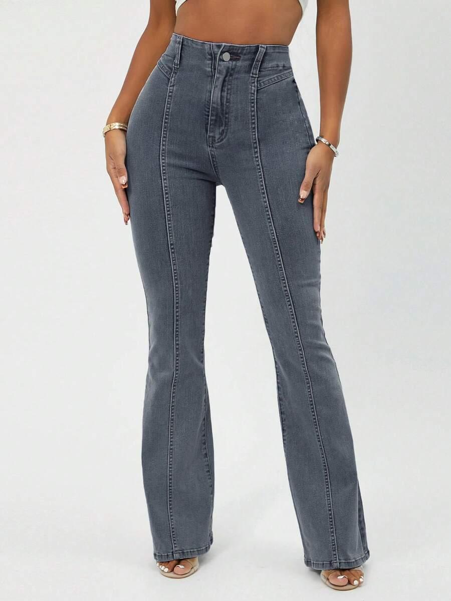 niebieskie spodnie jeans