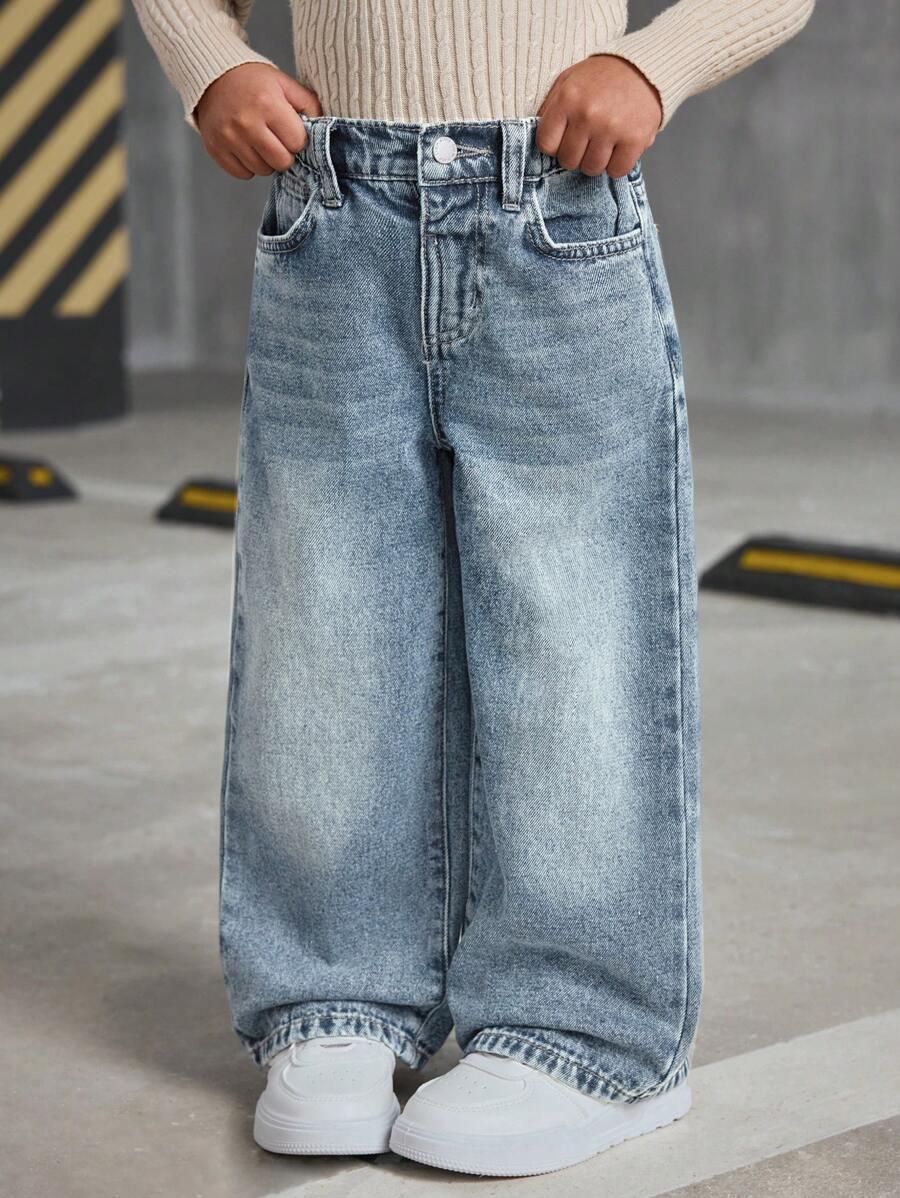 niebieskie spodnie jeans