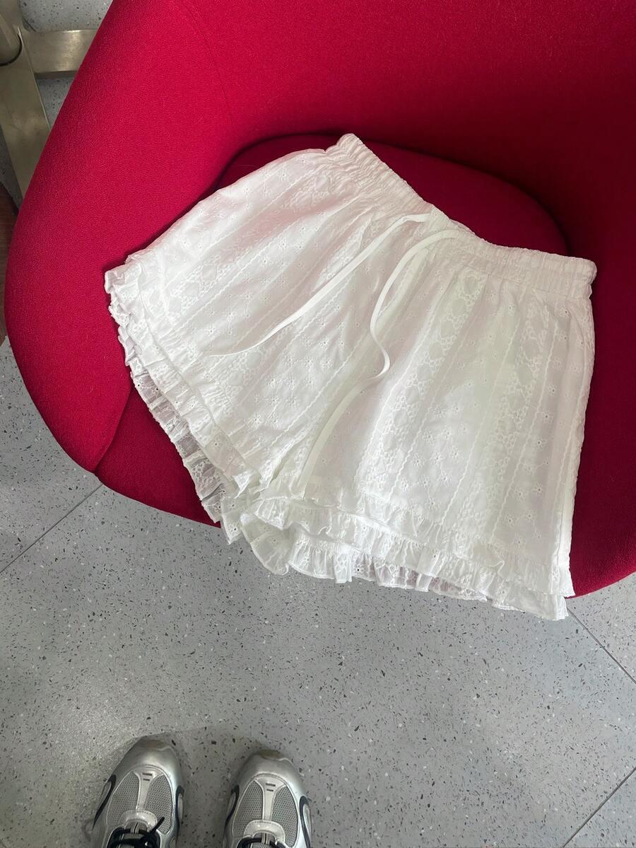 białe spodenki haft