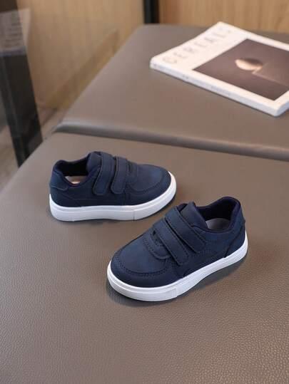 granatowe buty sportowe