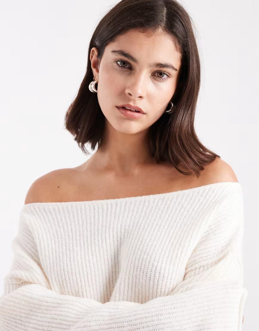 beżowy sweter odkryte ramiona