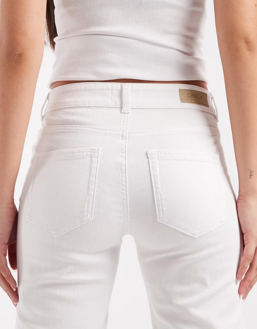białe spodnie jeans kieszenie
