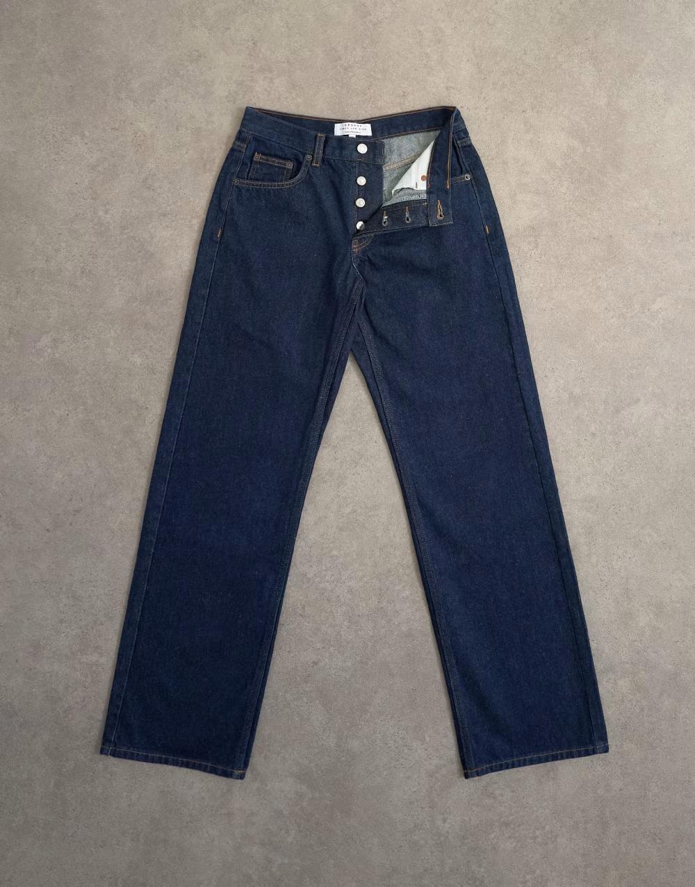 granatowe spodnie jeans z prostymi nogawkami