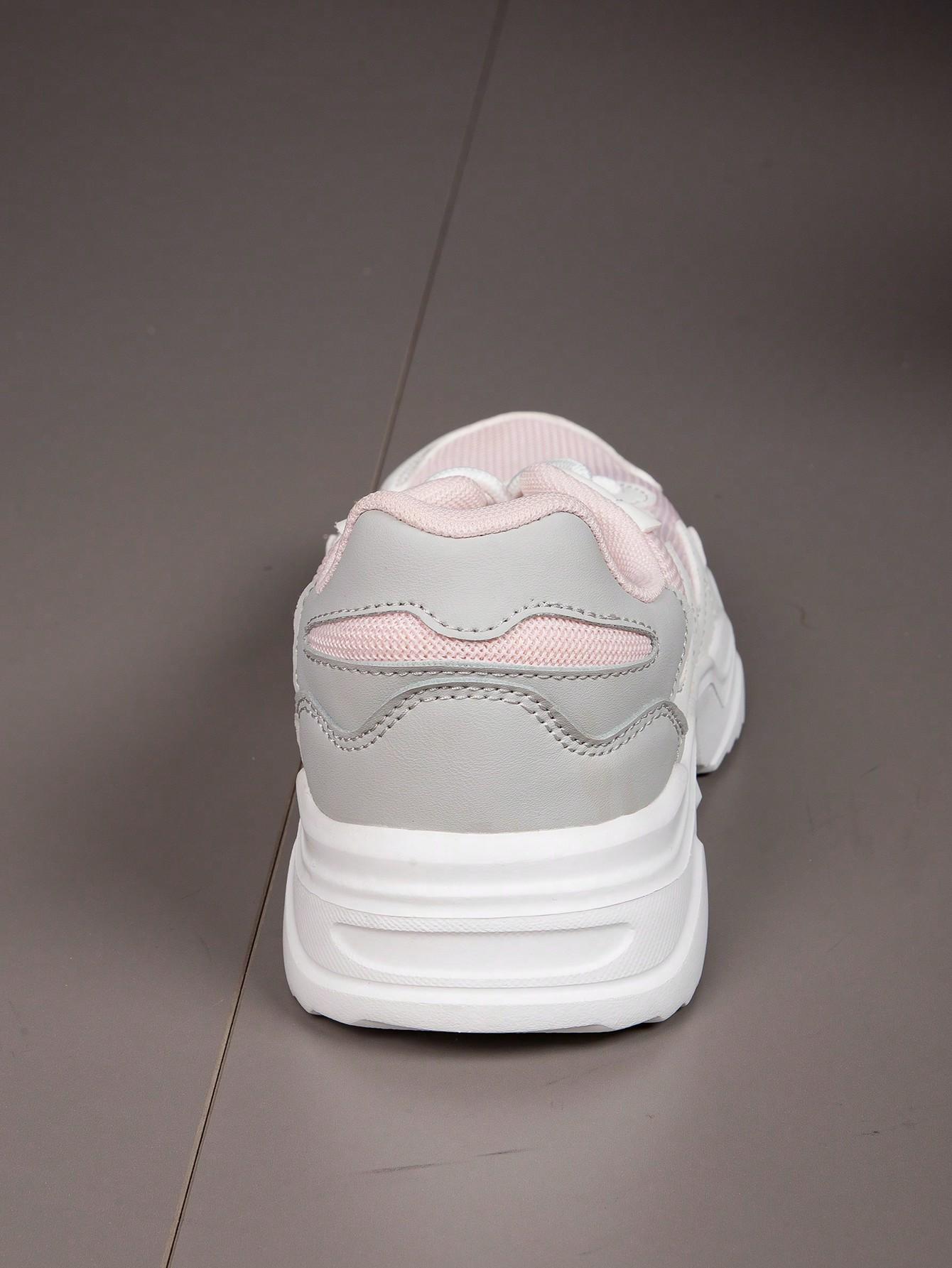sznurowane buty sportowe
