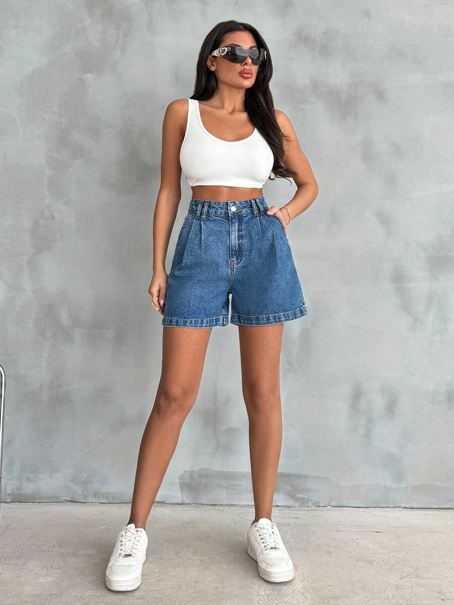 niebieskie spodenki jeans