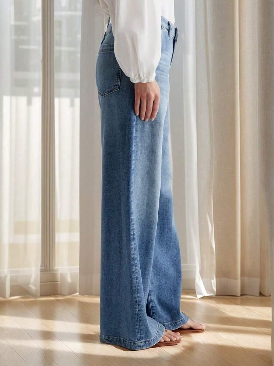 niebieskie spodnie jeans