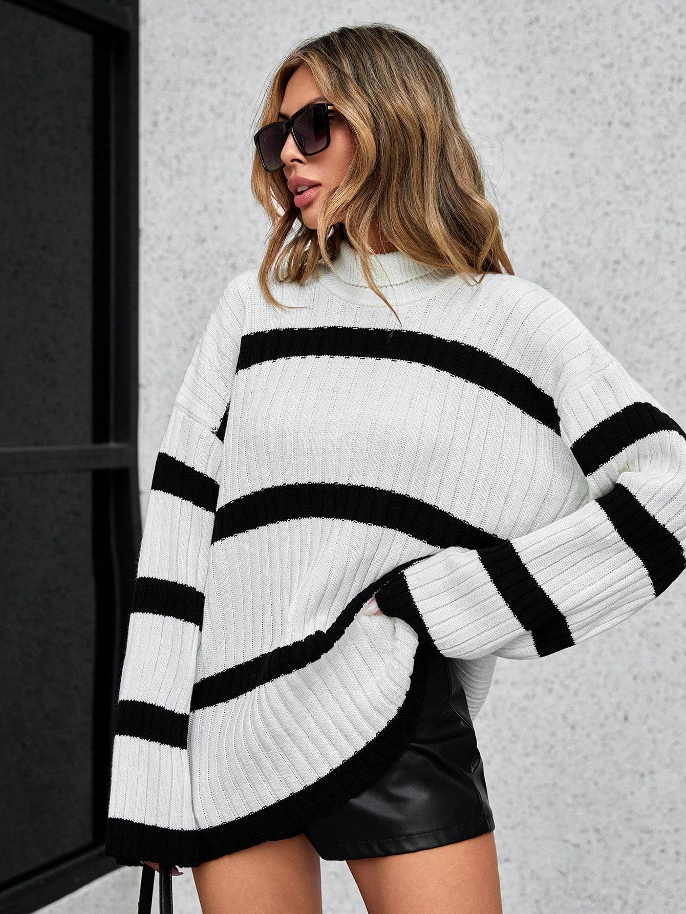 luźny sweter półgolf wzór paski kontrast