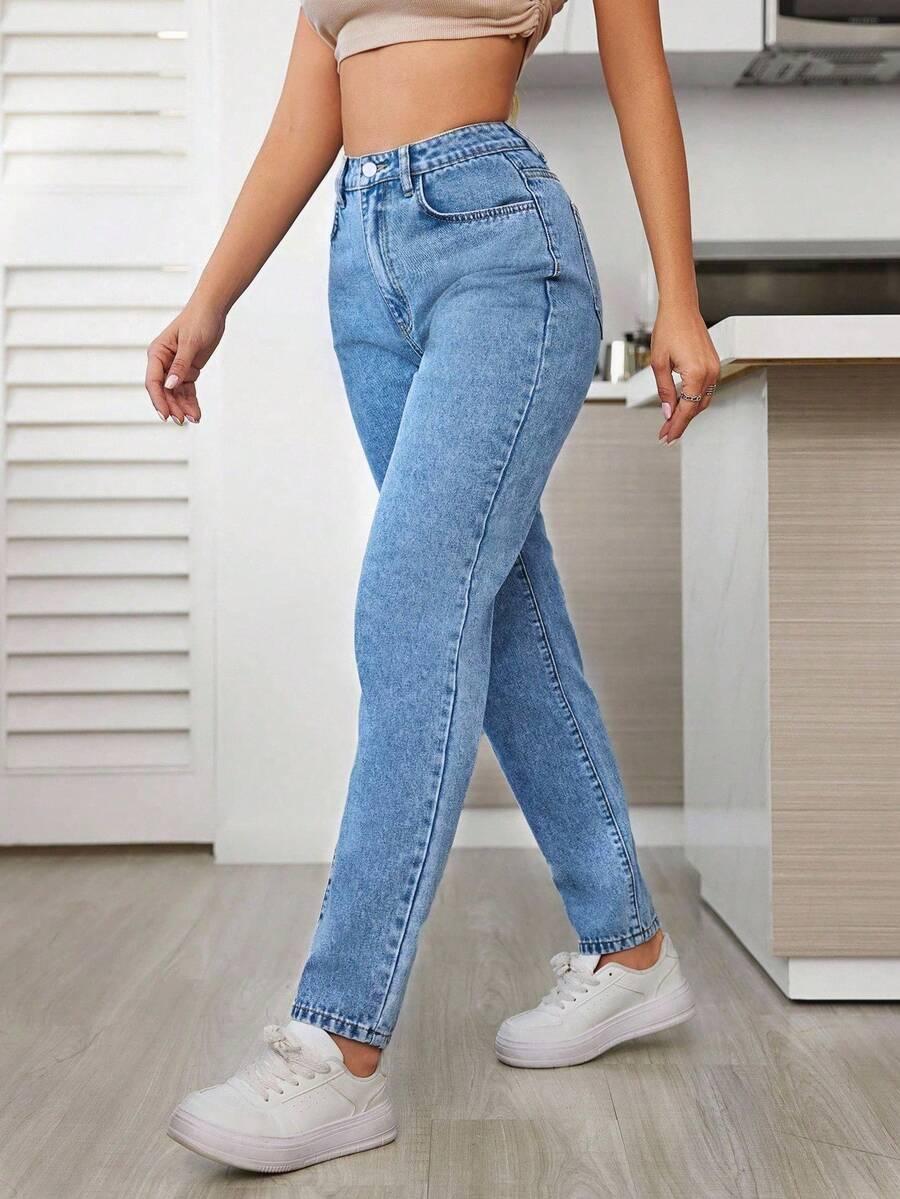 niebieskie spodnie jeans