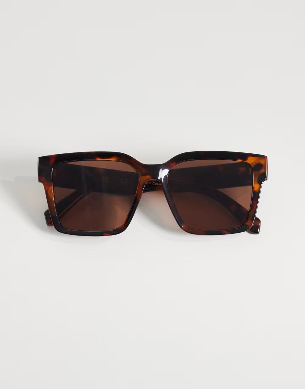 brązowe okulary przeciwsłoneczne animal print