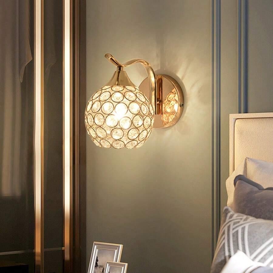 złota lampa ścienna