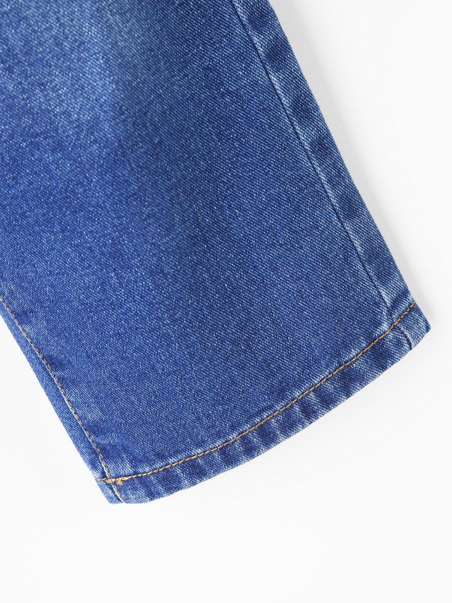 niebieskie spodnie jeans 