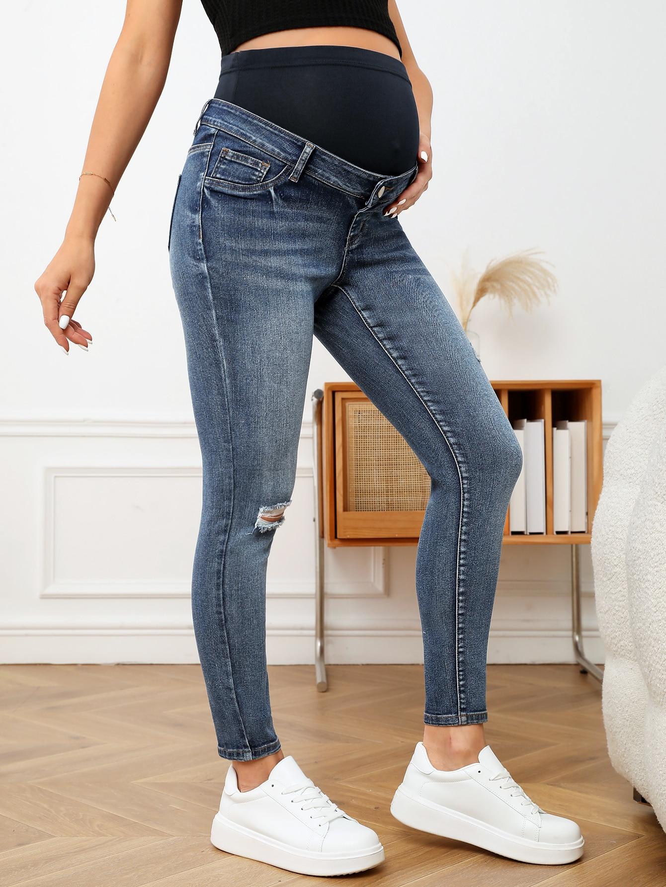 niebieskie spodnie jeans 