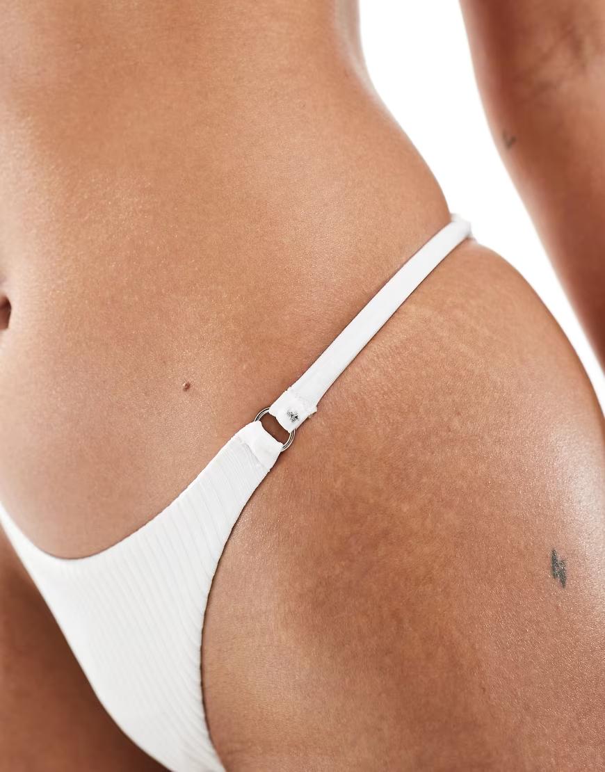 prążkowany biały dół od bikini