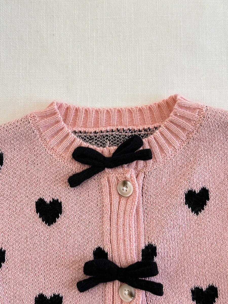 różowy sweter wzór serca