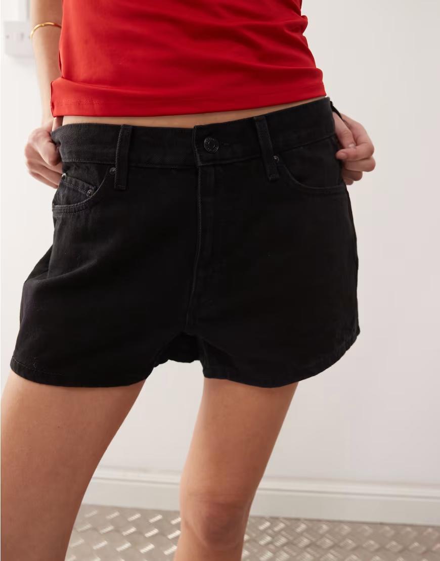 czarne krótkie spodenki jeans