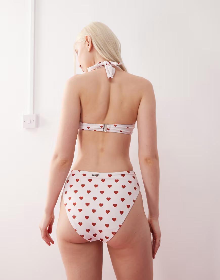 kremowy dół od bikini wzór serca 