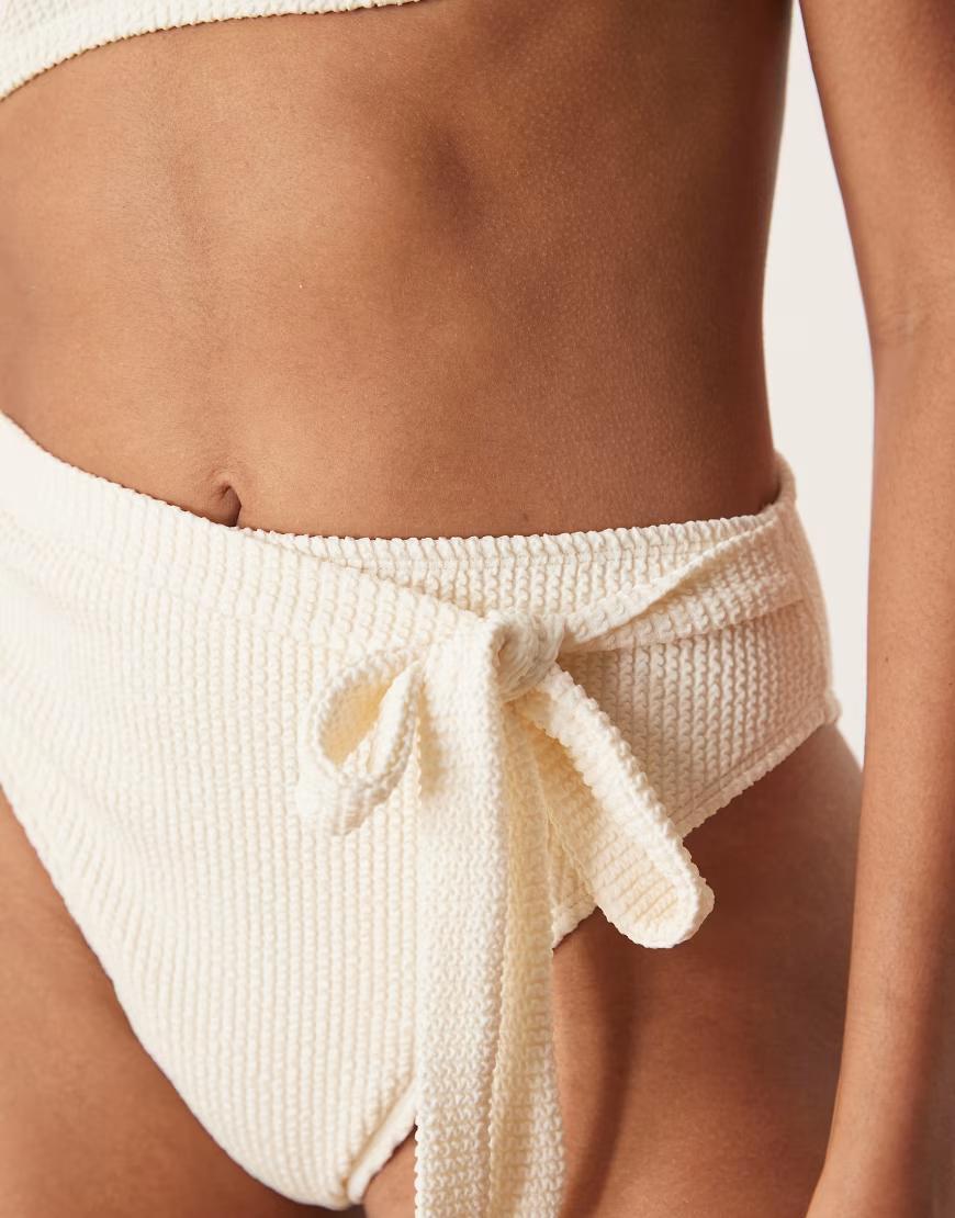 KREMOWY DÓŁ OD BIKINI WIĄZANIE