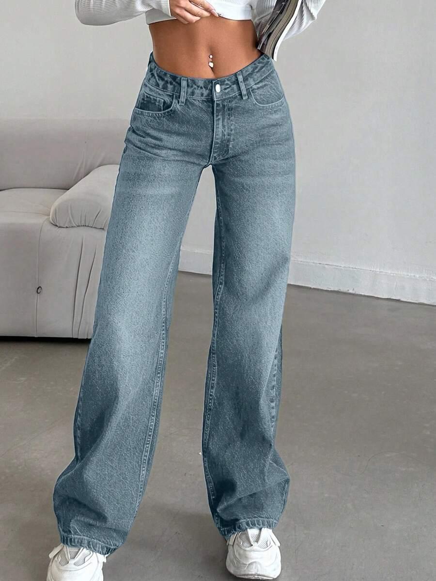 niebieskie spodnie jeans