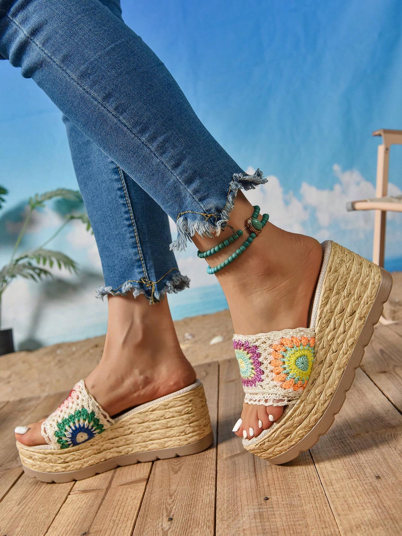 BUTY NA KOTURNIE Z OZDOBNYM HAFTEM