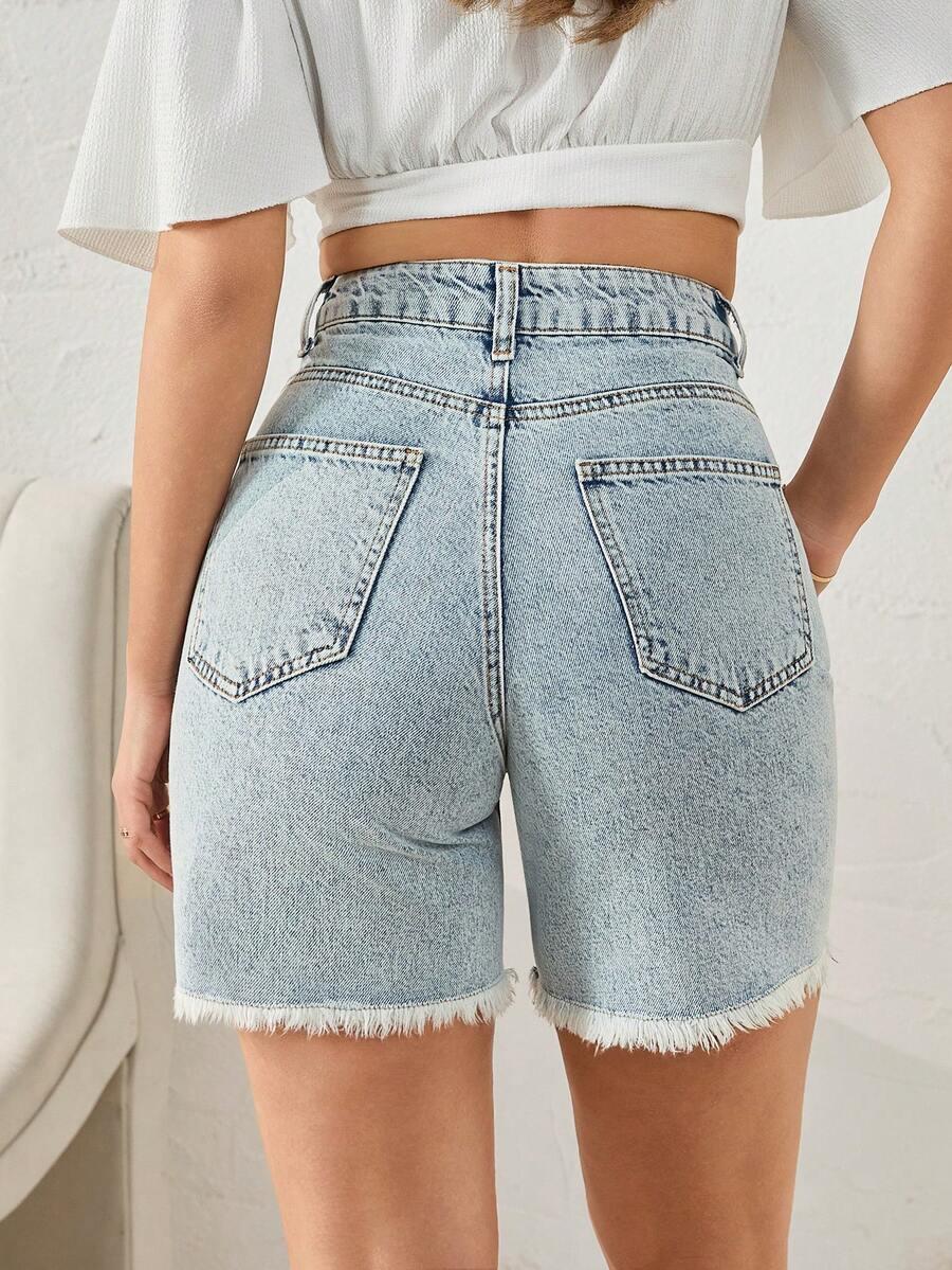 niebieskie krótkie spodenki jeans