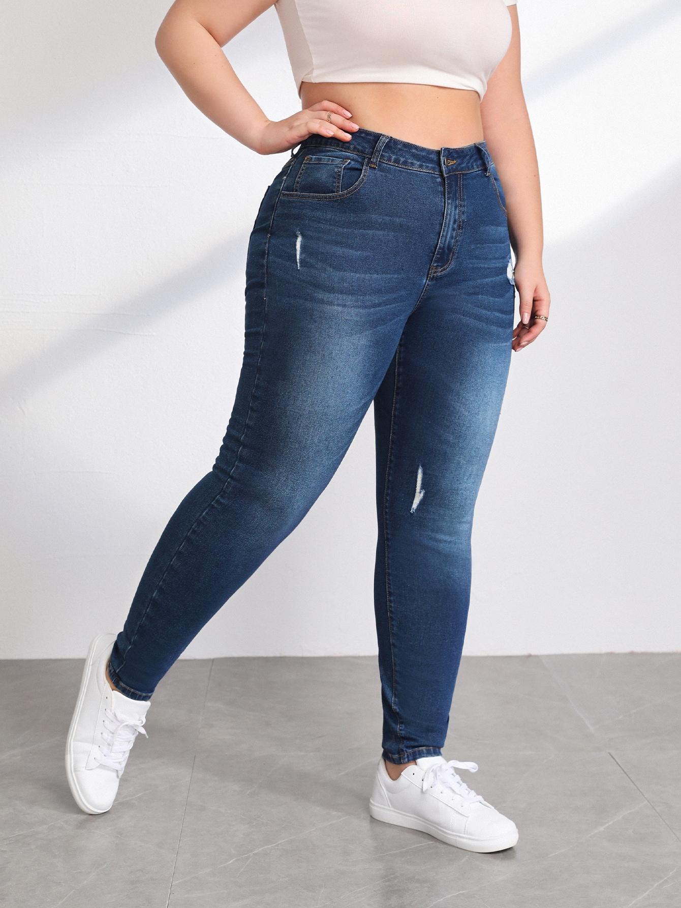 niebieskie spodnie jeans rurki 