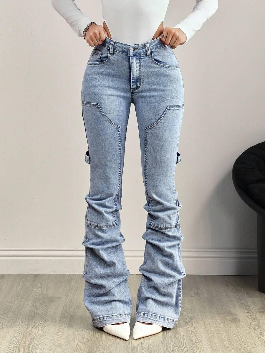 niebieskie spodnie jeans