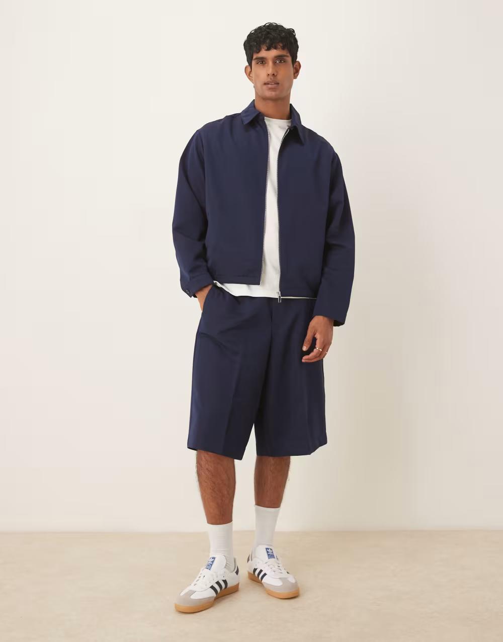 granatowe spodenki casual
