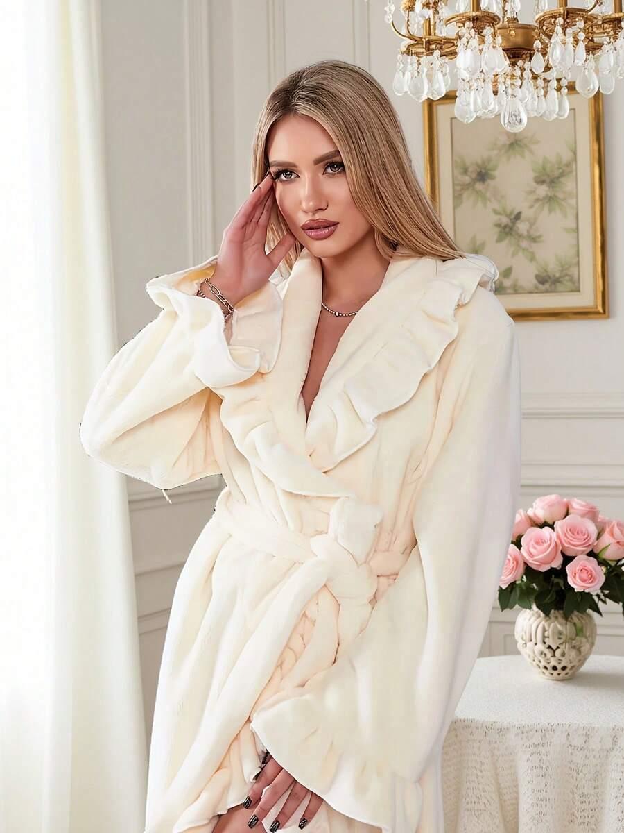 biały szlafrok wiązanie