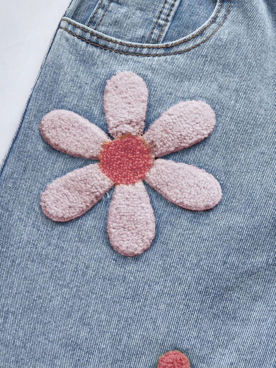 niebieskie spodnie jeans