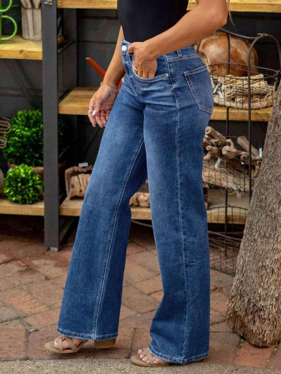 niebieskie spodnie jeans