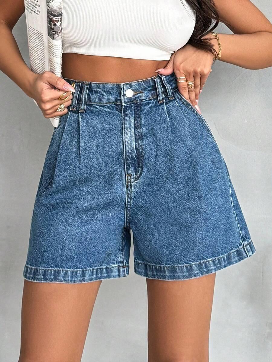 niebieskie spodenki jeans