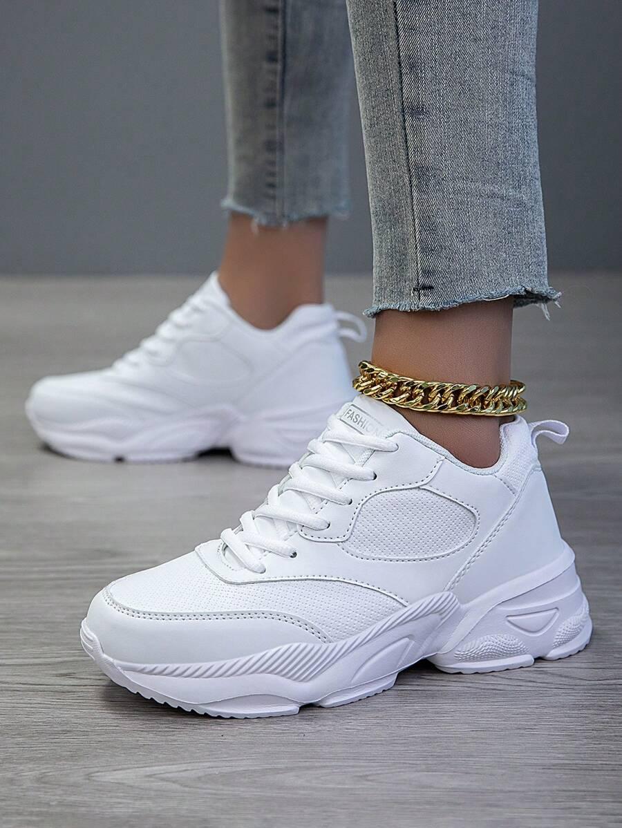białe sznurowane buty sportowe
