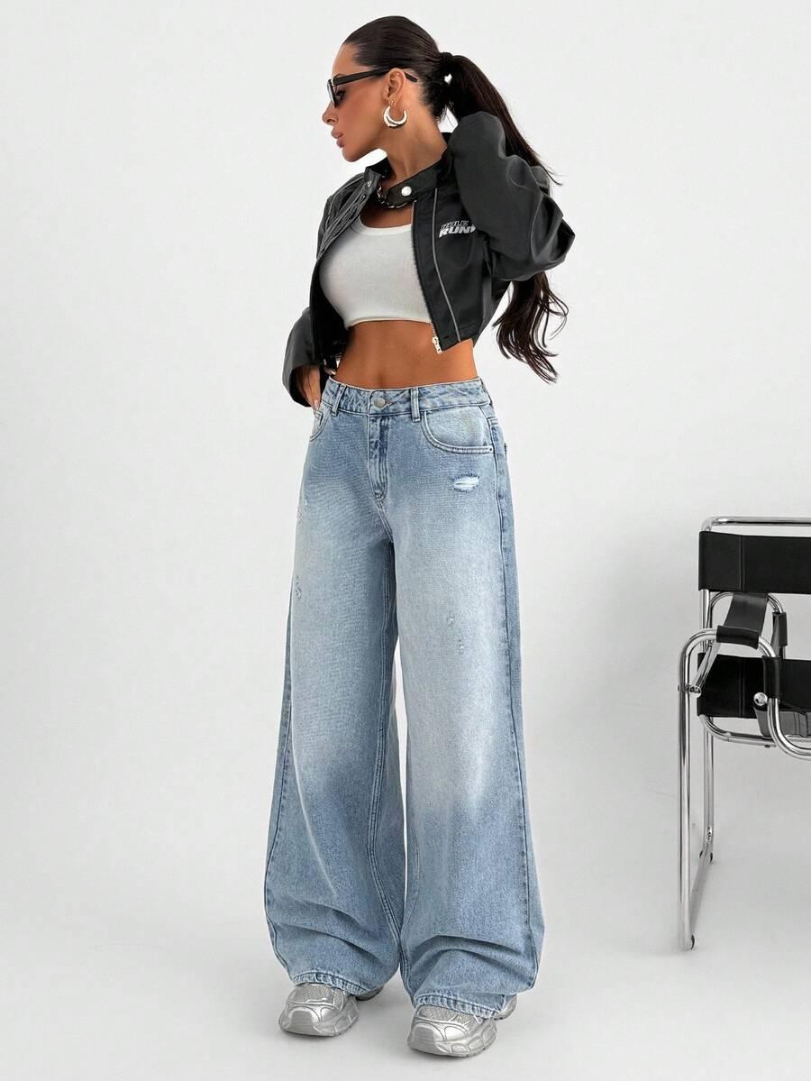 niebieskie spodnie jeans