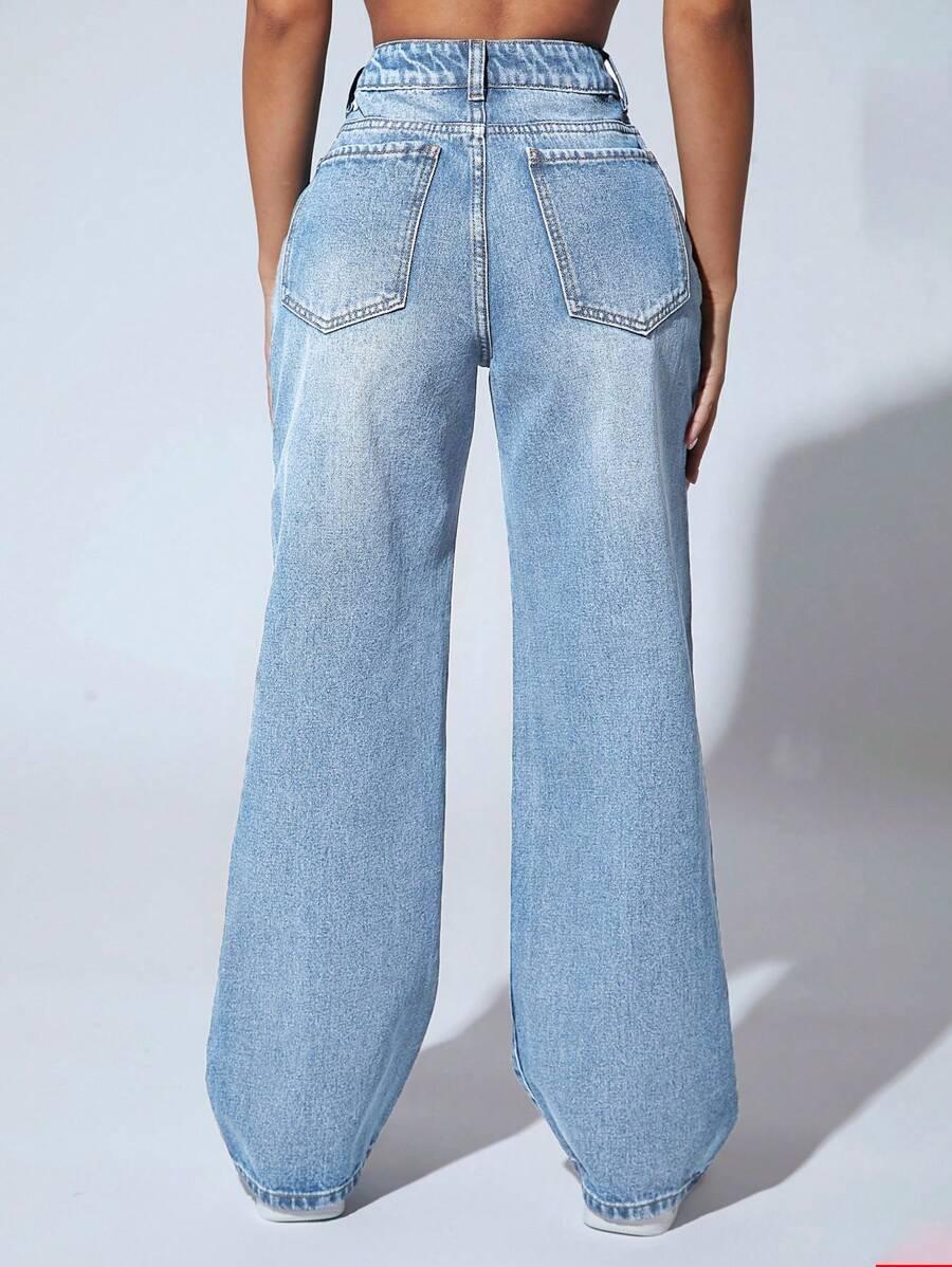 niebieskie spodnie jeans