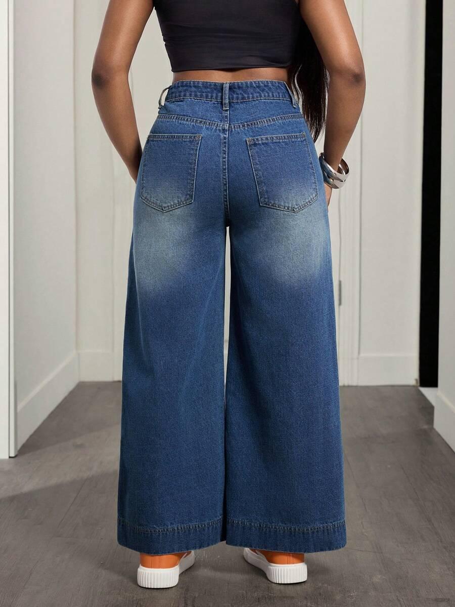 niebieskie spodnie jeans