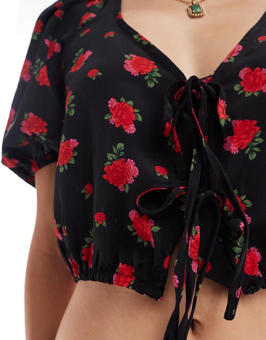 czarny top w kwiaty