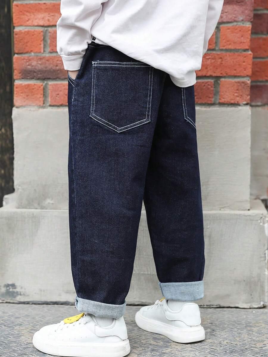 granatowe spodnie jeans