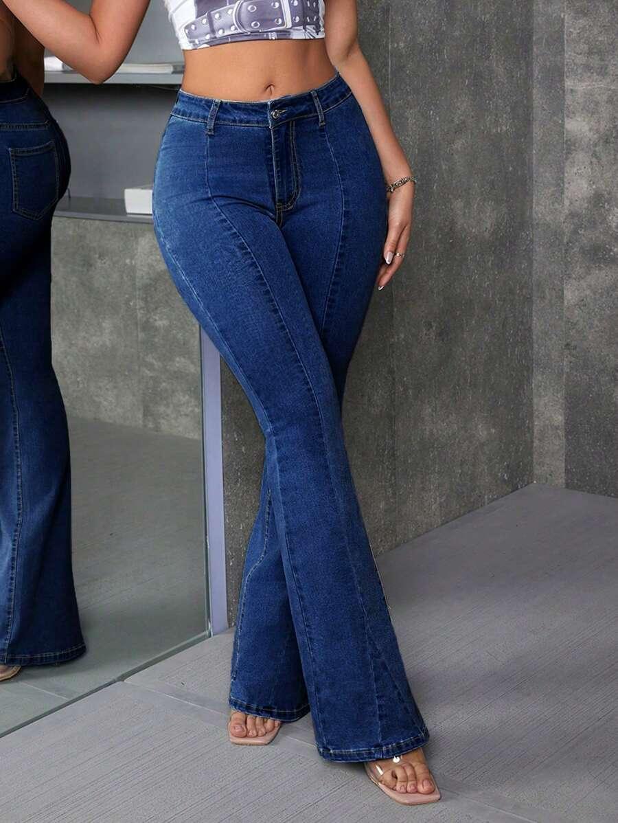 granatowe spodnie jeans