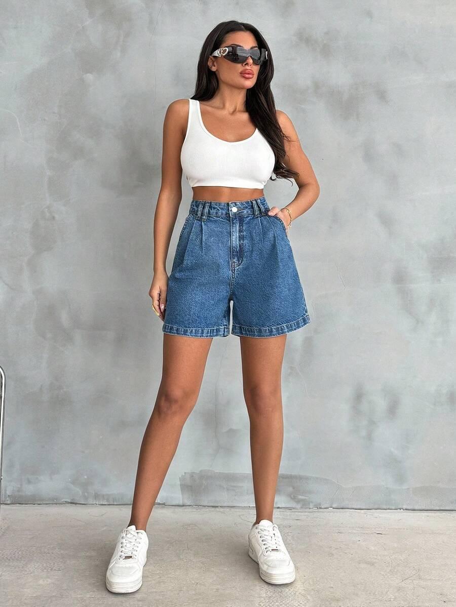 niebieskie spodenki jeans