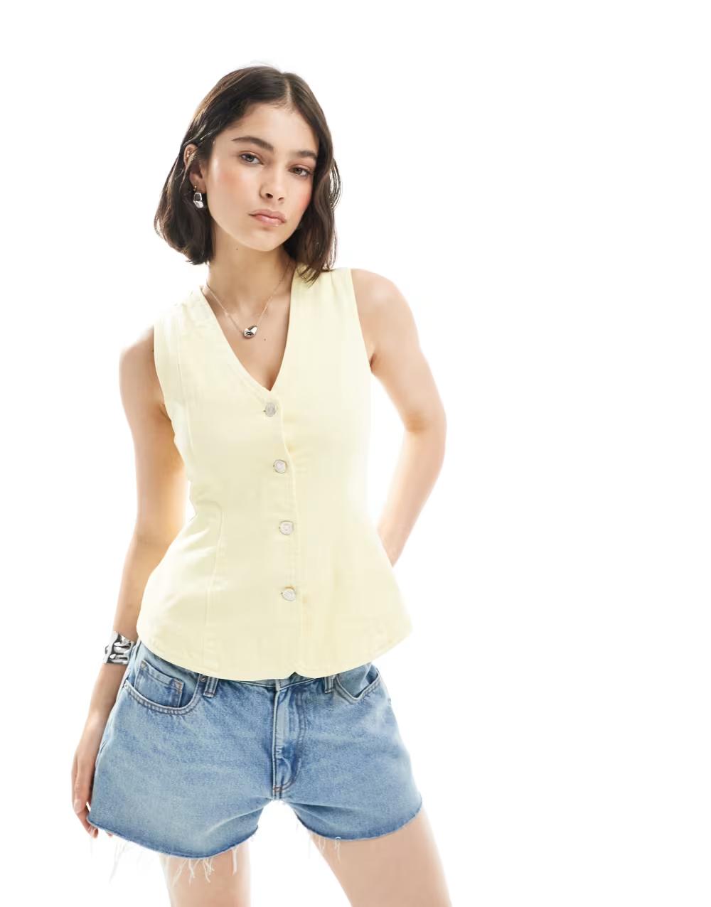 żółta kamizelka jeans
