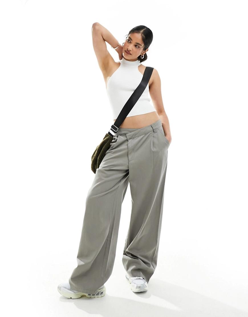 CROP TOP W PRĄŻKI DEKOLT HALTER
