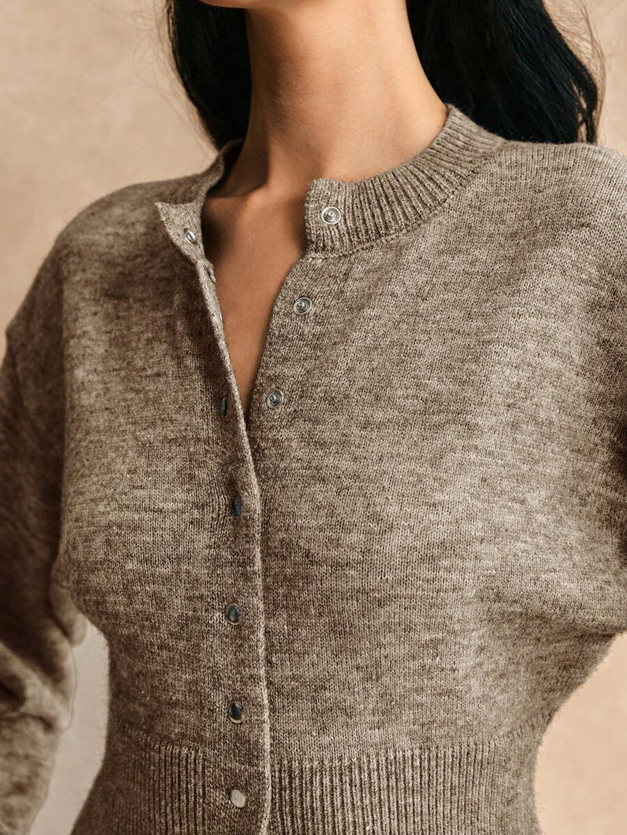 BEŻOWY SWETER ZATRZASKI 