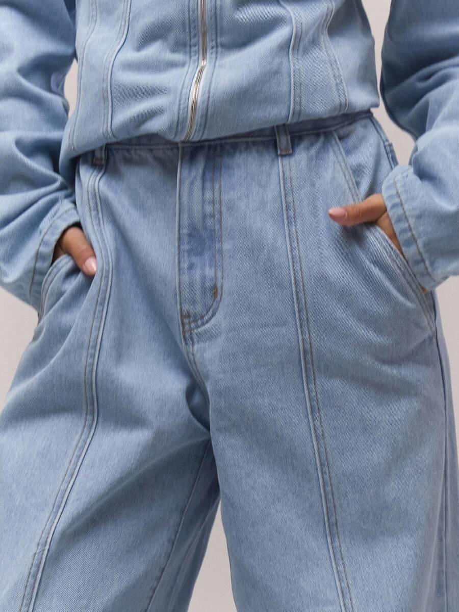 niebieskie spodnie jeans