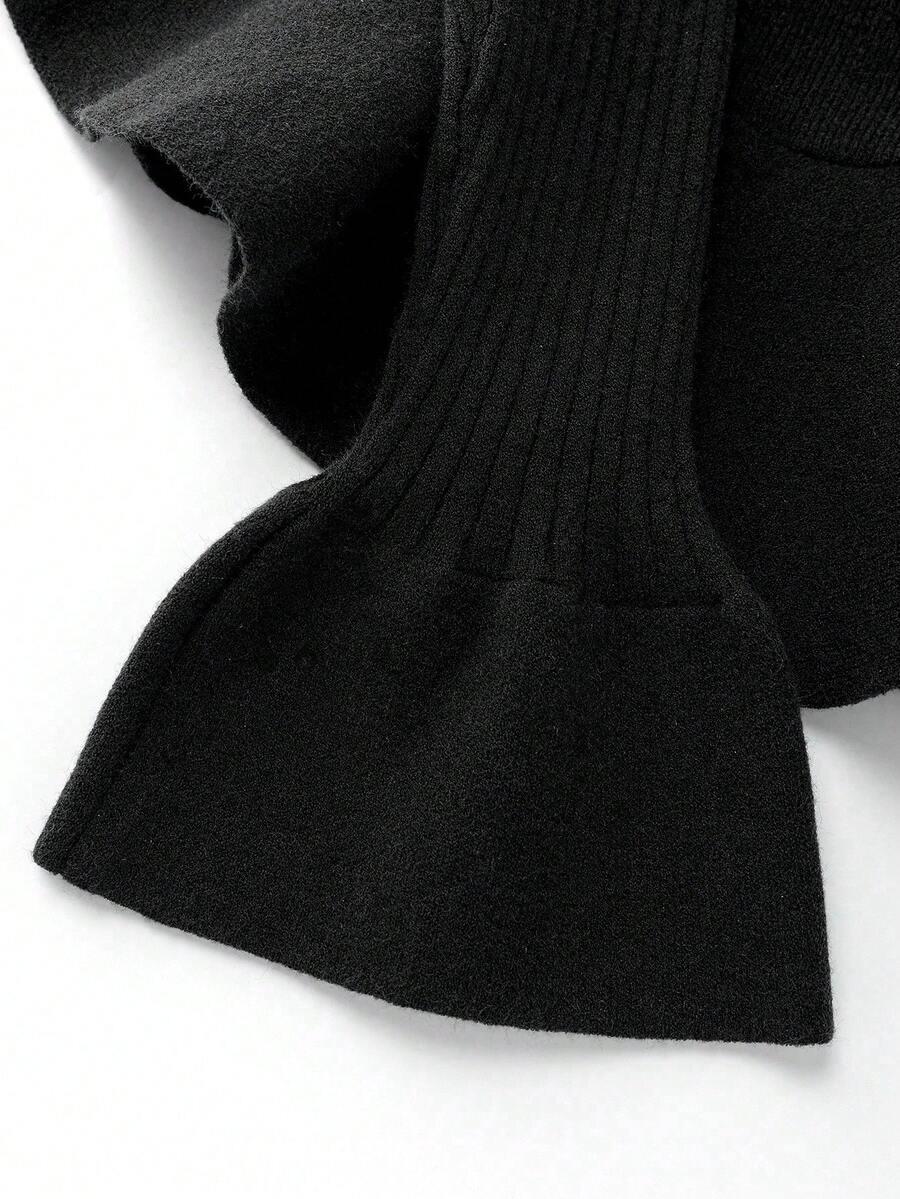 czarny sweter falbana