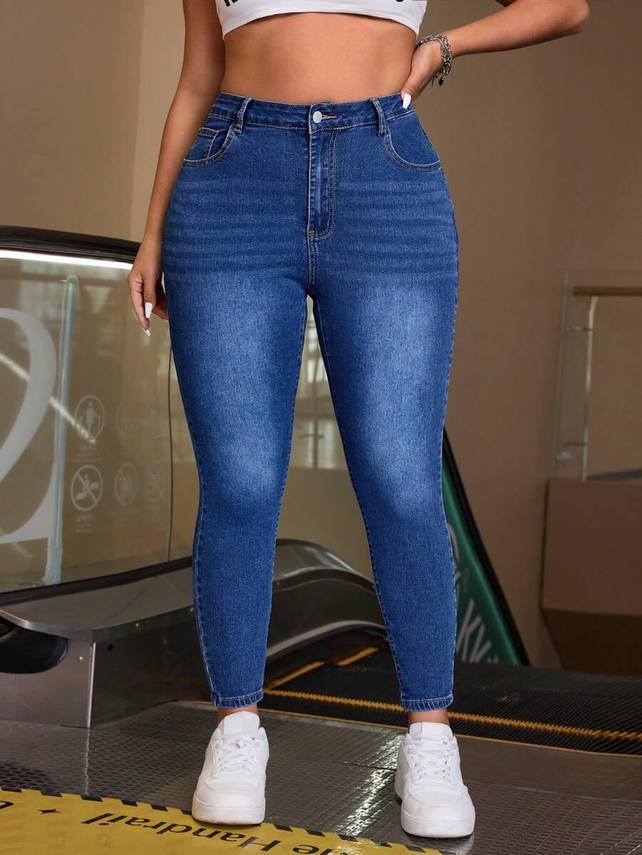 niebieskie spodnie jeans rurki