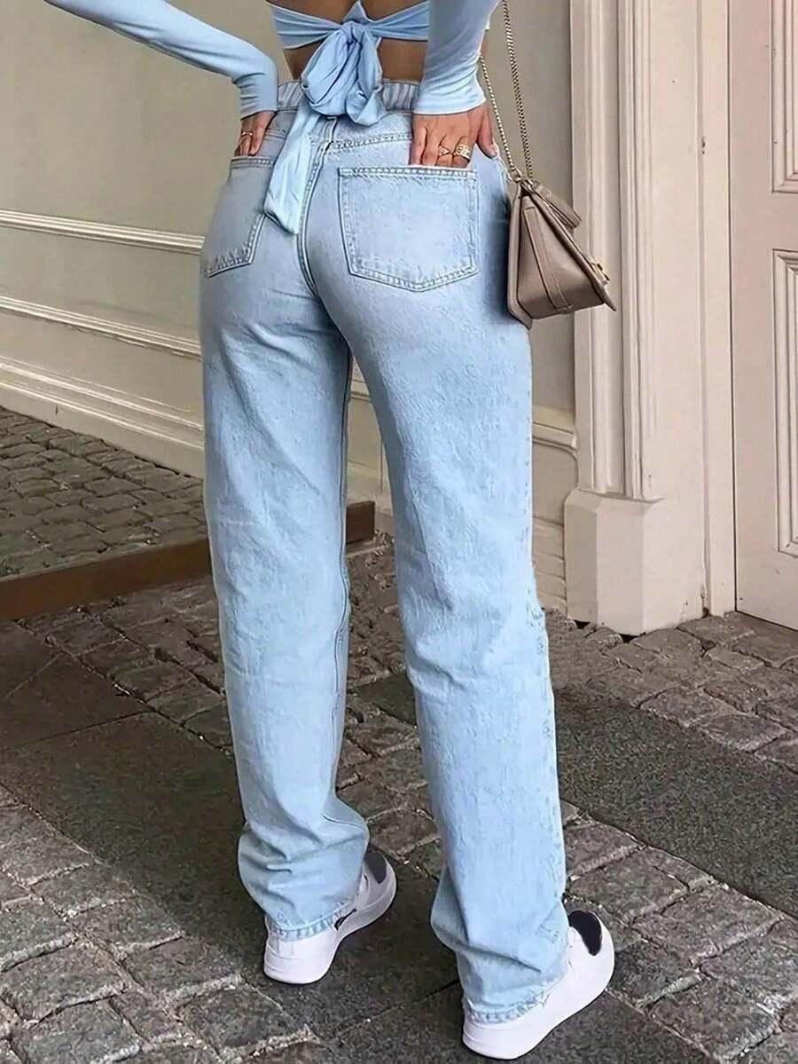 niebieskie spodnie jeans