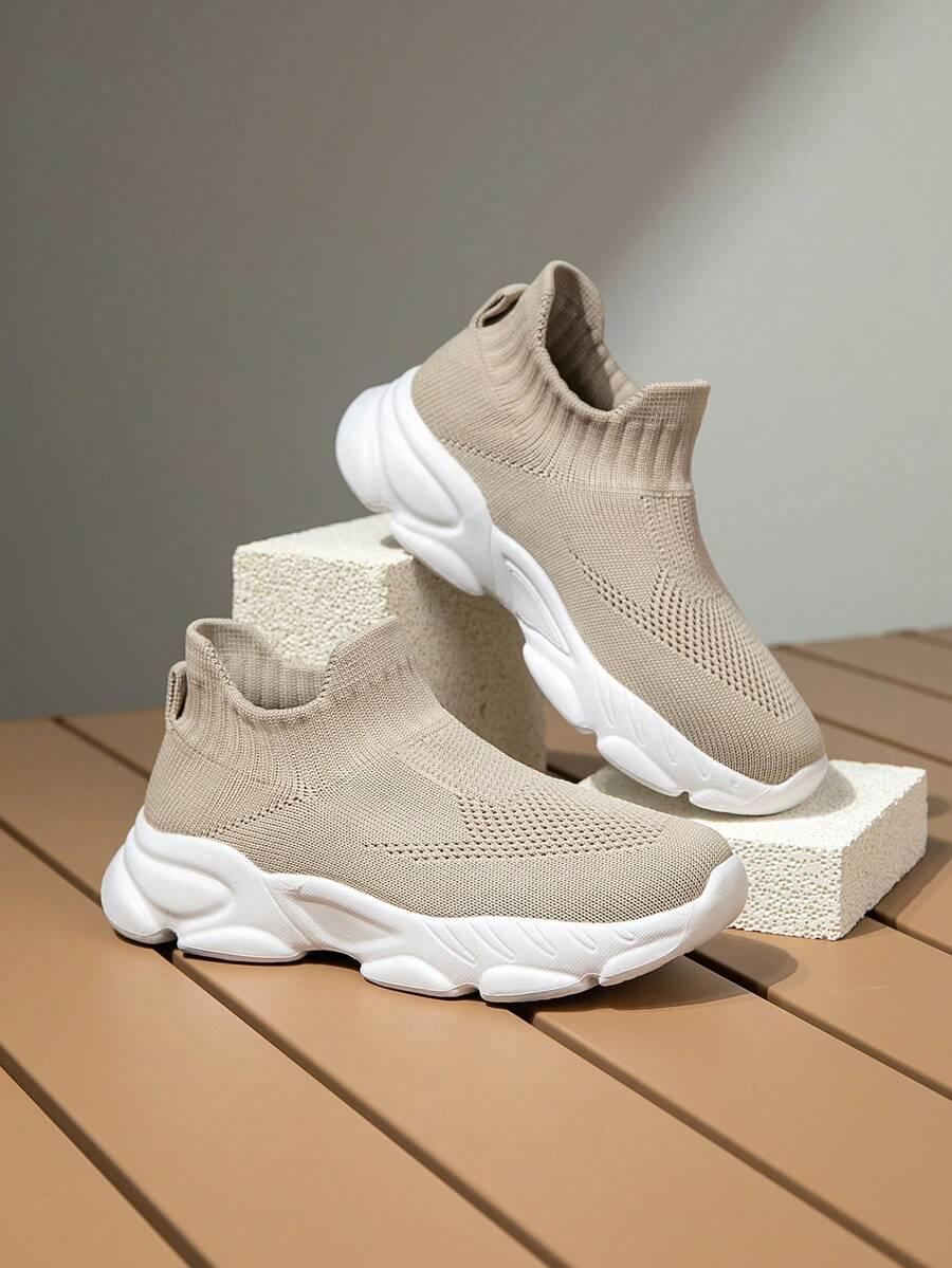 beżowe buty sportowe